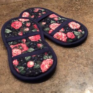 Microwave oven mitts.